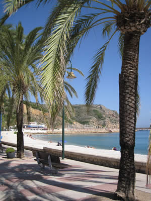 The Arenal area of Javea has a wide long sandy beach. There are many Javea villas that line Javea's varied, beautiful coastline.